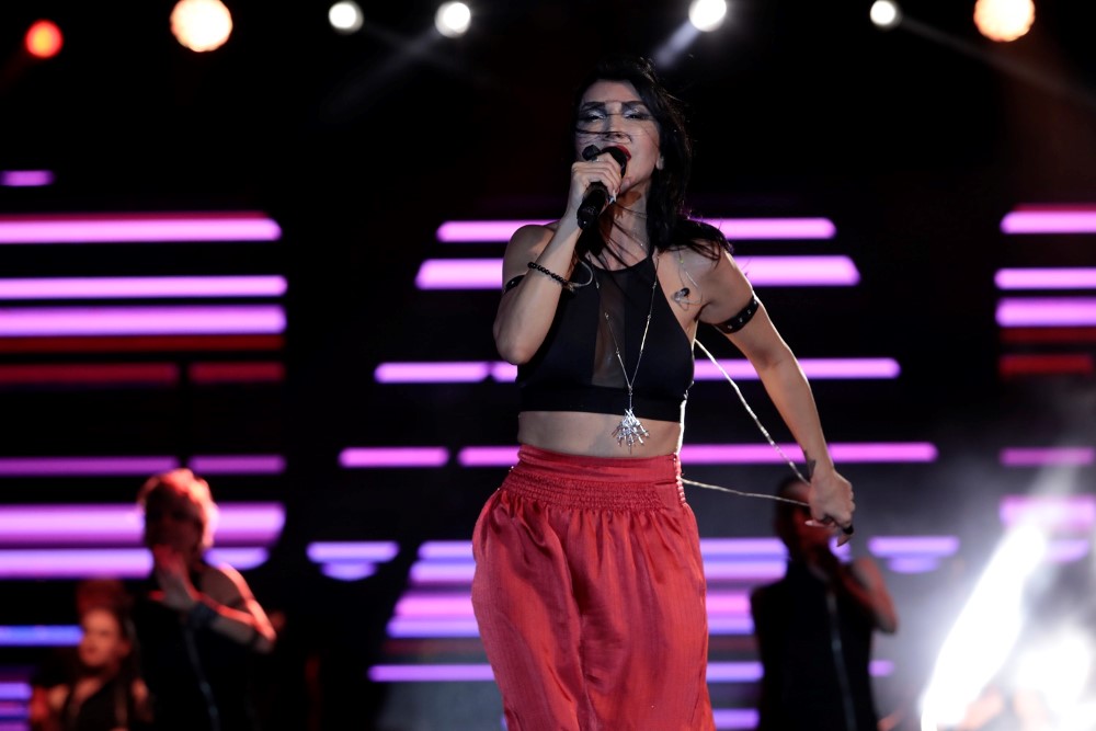 hande yener mobilya reklam