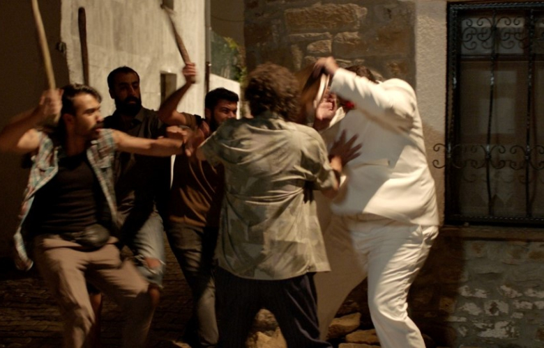 Ata Demirer midyecilerden dayak yedi!