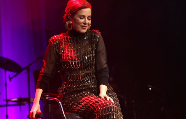 ZUHAL OLCAY: Dilek kıyafeti ile sahnede