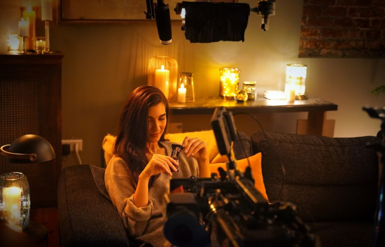 Tuba Büyüküstün çikolata reklamında