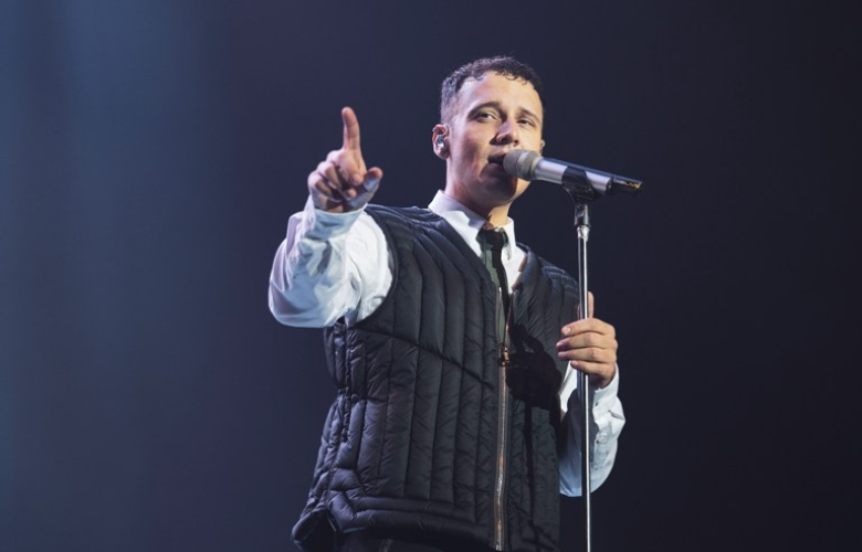 Takım Elbiseli Edis