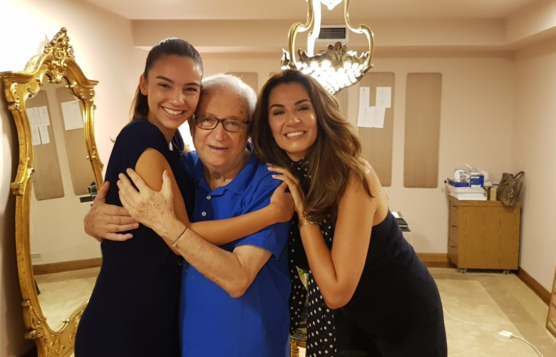 2 TÜRKİYE GÜZELİ AYNI PODYUMDA. ÖZLEM KAYMAZ ve KIZI TARA DE VRİES