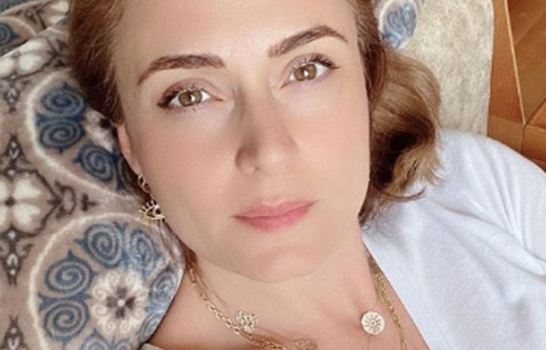 Oyuncu Ceyda Düvenci, belindeki dövmeyi göstermek için amuda kalkıp poz verdi