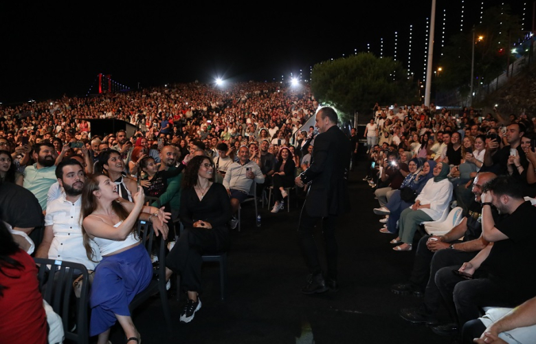 BOĞAZ’IN KIYISINDA HALUK LEVENT ŞOV: Şarkılarını izleyiciler arasında söyledi