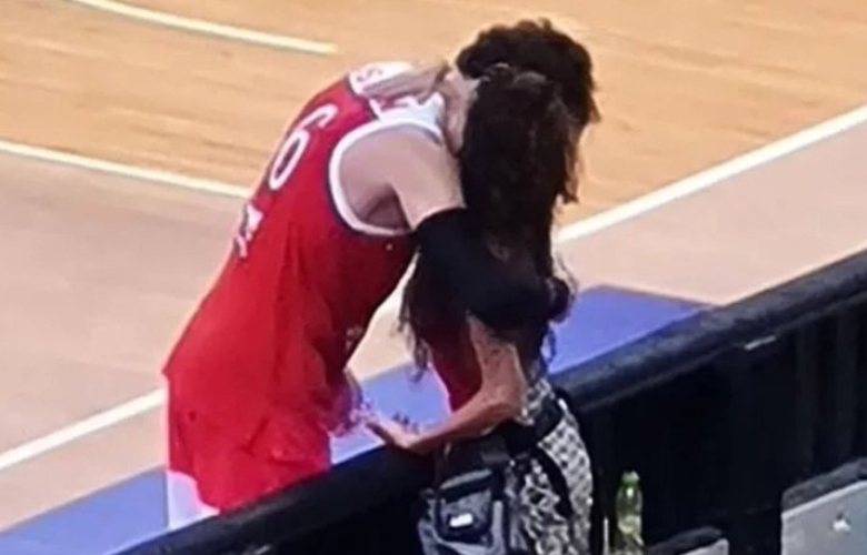 Ebru Şahin'den Cedi Osman'a şans öpücüğü