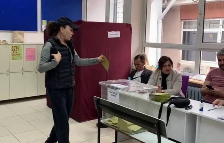 Demet Akbağ'dan gazetecilere sinirlenen kadına tepki: Antipatiksiniz