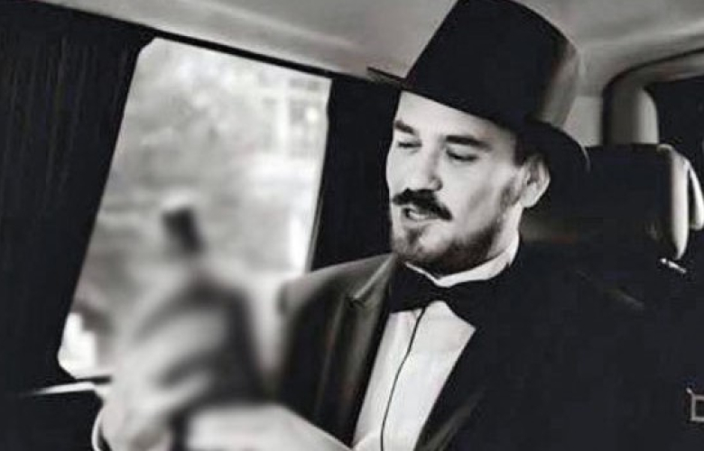 Yönetmen evinde ölü bulundu.