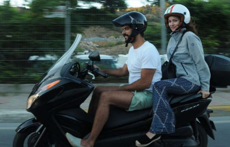 Burak Özçivit ve Fahriye Evcen'in iki teker keyfi!