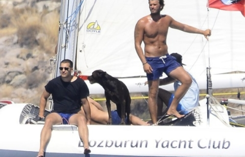 Kıvanç Tatlıtuğ, Çağatay Ulusoy'u teknesinde ağırladı.