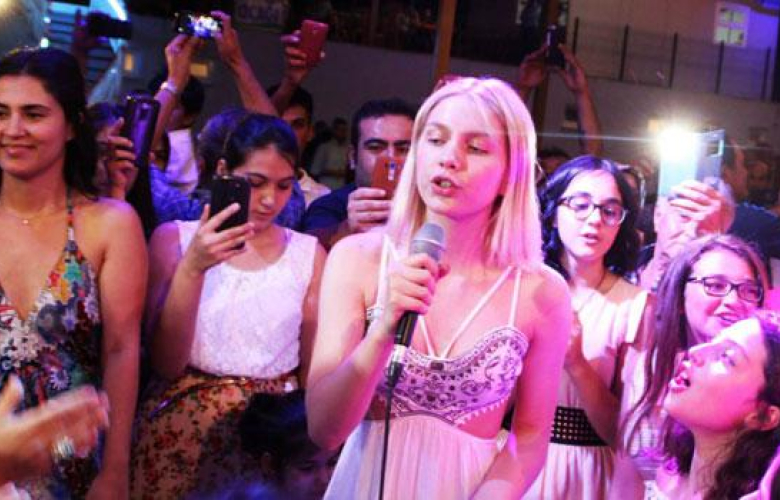 Aleyna Tilki amcasının düğününde şarkı söyledi