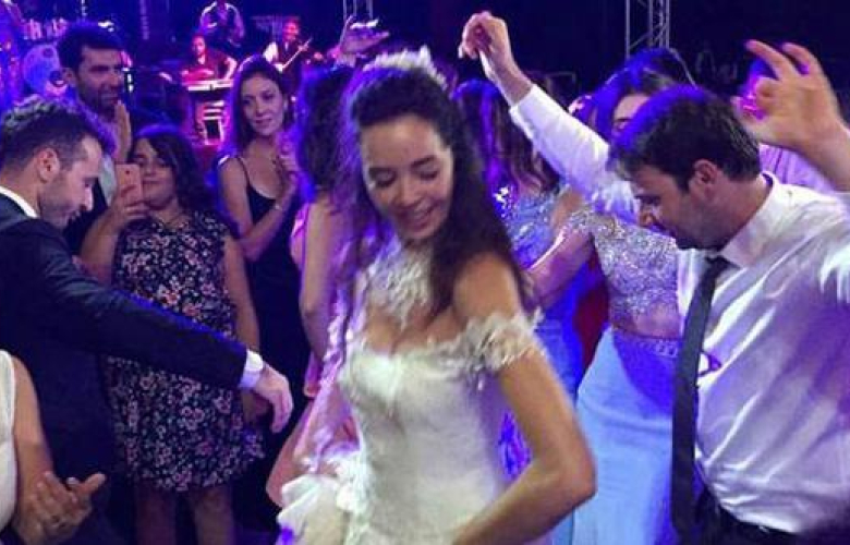 Azra Akın düğününde coştu