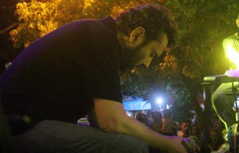 Sanatçının kaderi! Halil Sezai'nin babası vefat etti ama o halde sahneye çıktı. İşte Halil Sezai'nin gözyaşları!