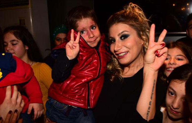 İrem Derici çocuklarla bir arada