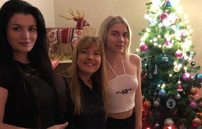 Aleyna Tilki, yeni yılı ailesi ve dostlarıyla evde kutladı
