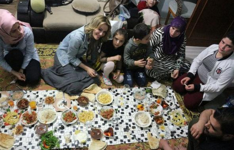 Gamze Özçelik, Suriyeli aileyle iftar yaptı 