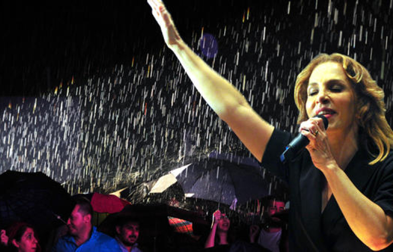 Sertab Erener sağanak yağmura rağmen...