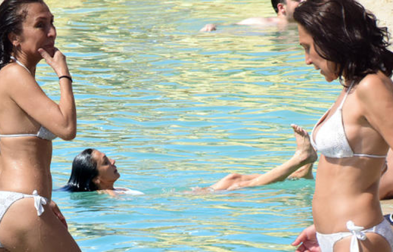 Asuman Dabak hem iş hem tatil yapıyor