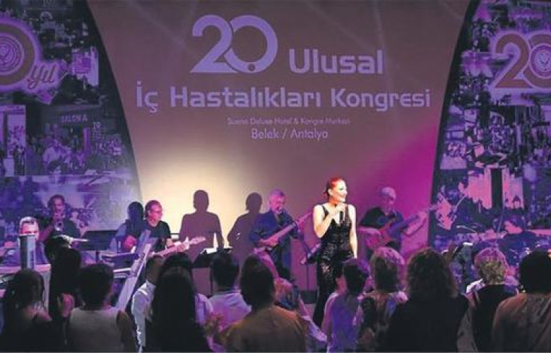 Candan Erçetin konserinde doktorlar "yuh" çekerek salonu terk etti!