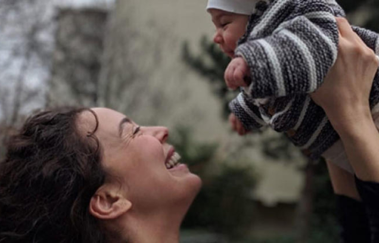 Azra Akın'dan mutluluğun fotoğrafı...