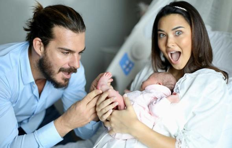Gizem ve Hakan Hatipoğlu bebeklerinin yüzünü gösterdi