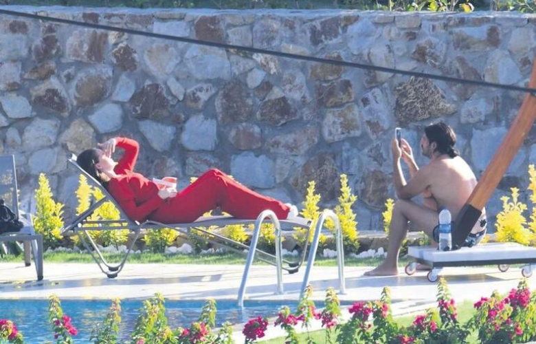 Fahriye Evcen ve Burak Özçivit'in oğulları Karan ilk kez görüntülendi!