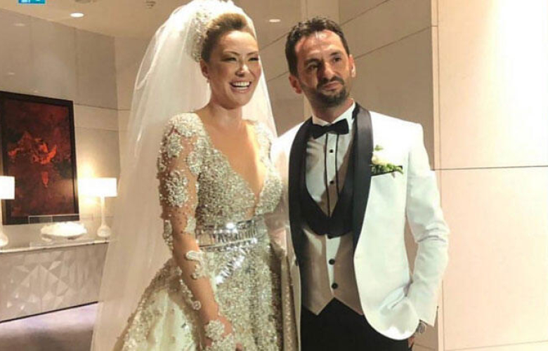 Şarkıcı Aylin Coşkun evlendi! 20 kiloluk gelinlik giyindi!