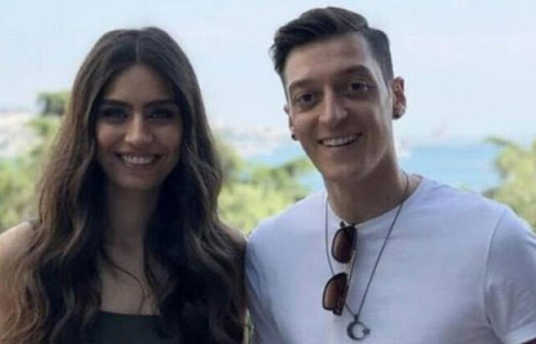Amine Gülşe-Mesut Özil çifti kızlarına kavuştu