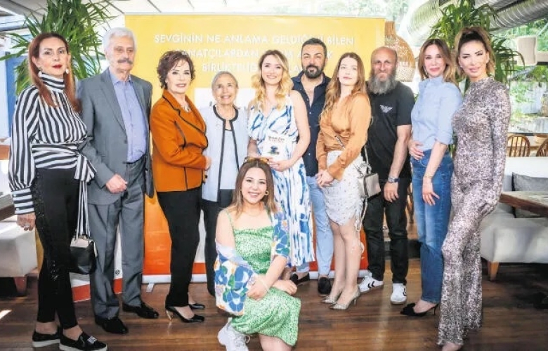 Kitap lansmanına ünlü yağdı