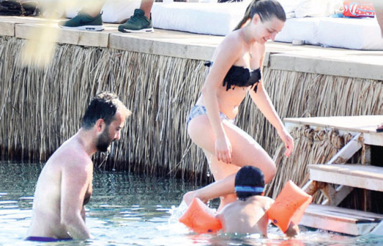 Gizem Karaca sevgilisiyle Çeşme'de ön balayında.