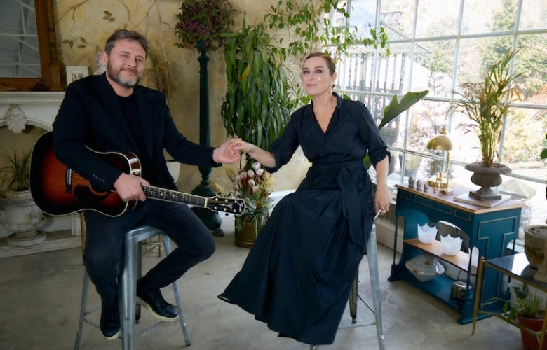 Tuna Kiremitçi & Zuhal Olcay 'Aşkınla Her Şey Oldum' da buluştu