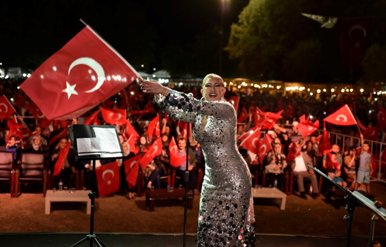 MUAZZEZ ERSOY'LA 30 BİN KİŞİLİK 30 AĞUSTOS COŞKUSU