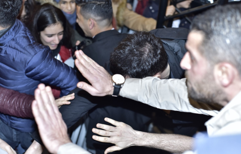 İDO TATLISES İMZA GÜNÜNDE İZDİHAM!  İMZA GÜNÜ SADECE 8 DAKİKA SÜRDÜ!  BAYILANLAR OLUNCA İDO TATLISES'İ SAHNEDEN KAÇIRILDI!