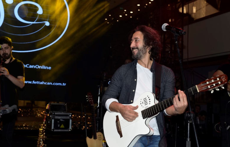 Fettah Can, Atlaspark'da sahneye çıktı! Murat Boz'dan Demet Akalın'a Aleyna Tilki'den Emrah Karaduman'a kadar kim için neler söyledi?