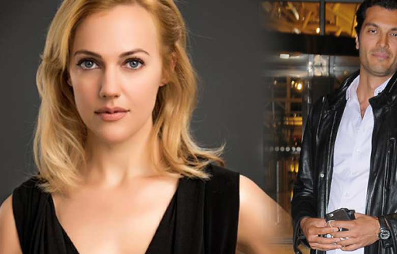 Meryem Uzerli nikah masasına oturuyor.