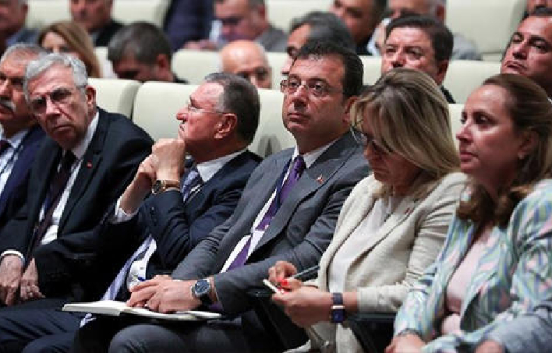 İmamoğlu'nun kendisine "Ahlaksız" diyen belediye başkanına yanıtı salonu buz kestirdi