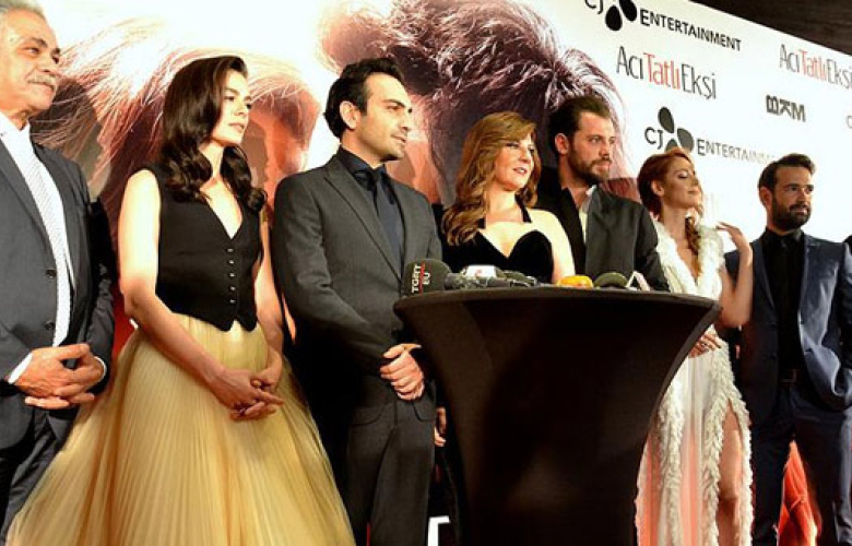 Başrollerini Buğra Gülsoy ve Özge Özpirinçci'nin paylaştığı "Acı Tatlı Ekşi" adlı filmin galası yapıldı