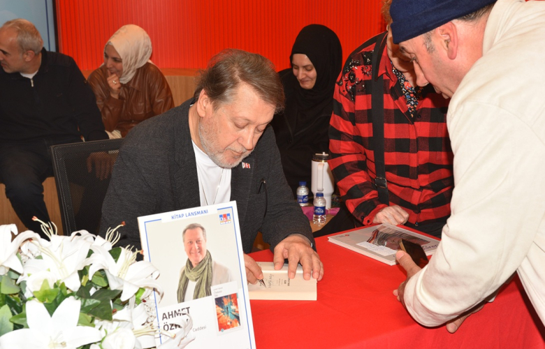 Ahmet Özhan kitabının imza gününde