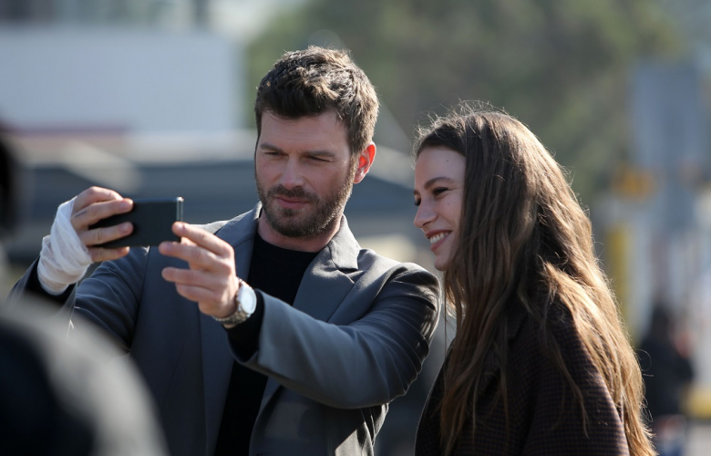 KIVANÇ TATLITUĞ VE SERENAY SARIKAYA’YI BULUŞTURAN ‘AİLE’ DİZİSİNDEN İLK KARELER YAYINLANDI! 
