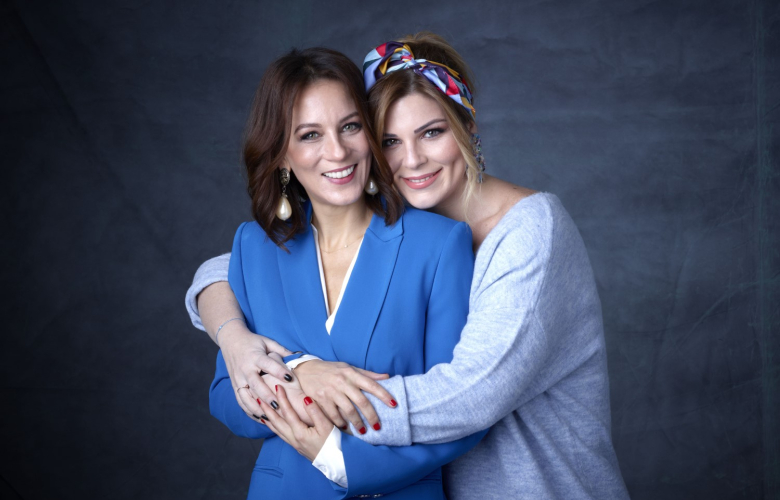 EMEL ÇÖLGEÇEN VE PELİN ÖZTEKİN  DUYGU ASENA’NIN ESERİ İLE  TİYATRO SAHNESİNDE!