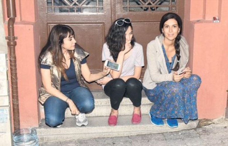 Bergüzar Korel'in arkadaşlarıyla kapı önü sohbeti!