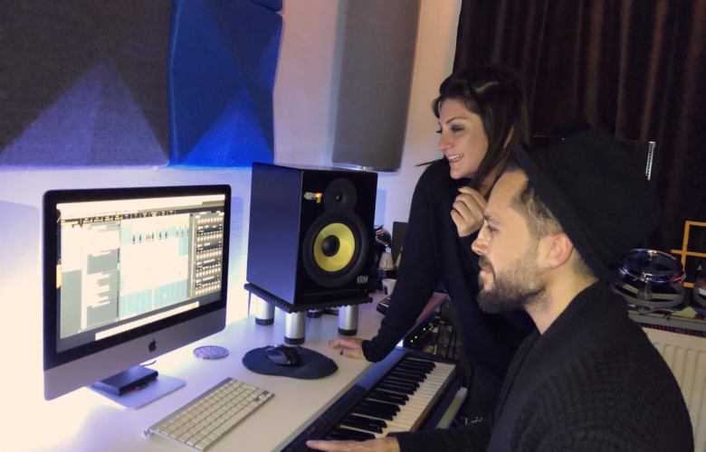 Bahadır Tatlıöz'den Sibel Can'a şarkı!