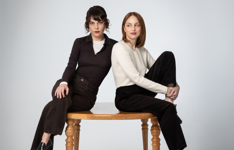 Tiyatro: İKİ KIZ KARDEŞ, ZAMANIN İÇİNDEN SIZAN BİR YÜZLEŞME: BALLI SÜT