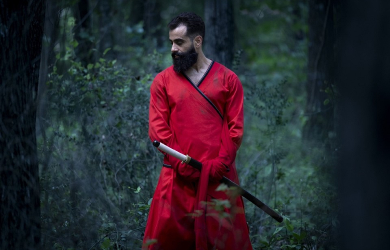 GÖKHAN TÜRKMEN yeni teklisi 'KALEM'de sınırlarını zorluyor