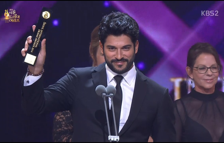 "Kara Sevda"ya Kore'den ödül! Ödülü Burak Özçivit aldı.