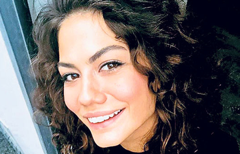 Demet Özdemir, son zamanlarda trend olan çene botoksu yaptıran ünlüler kervanına katıldı.