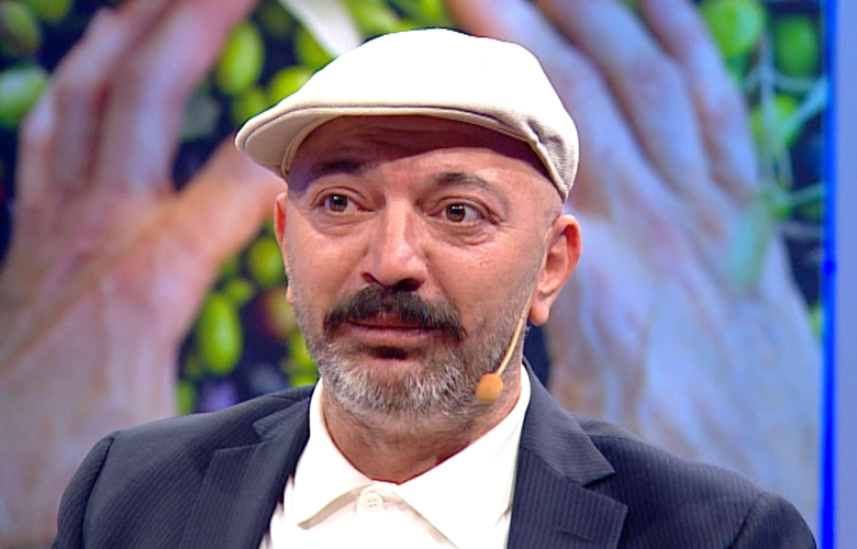 Babası saçlarını ekmek bıçağıyla kesti