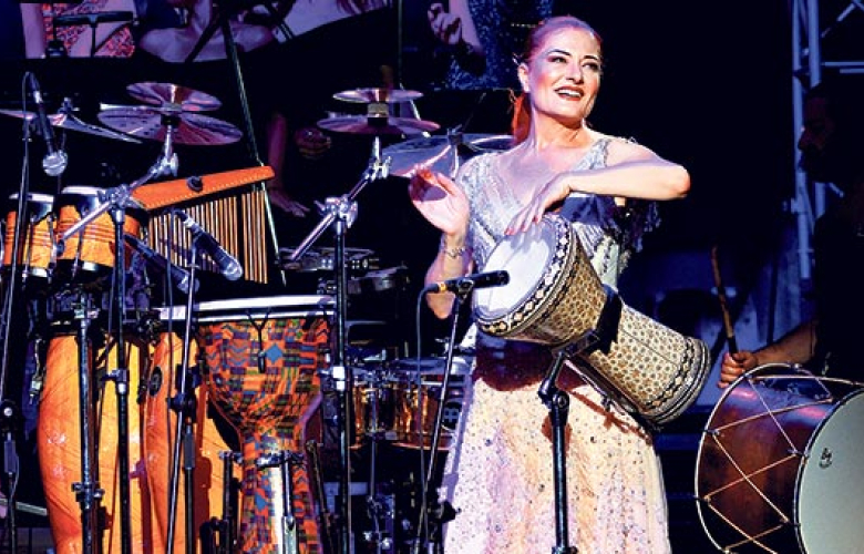 Candan Erçetin darbuka çaldı