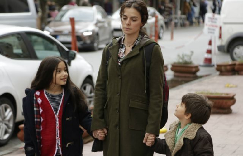 Kadın dizisinin kadrosuna hangi oyuncular katıldı?