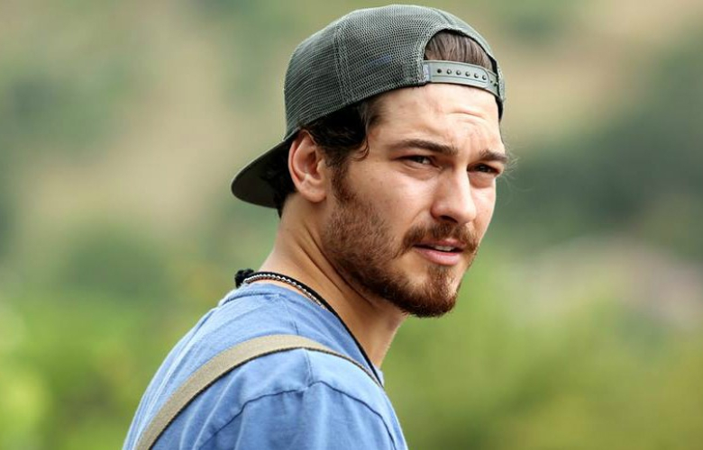 Çağatay Ulusoy'un yeni partneri sosyal medyayı salladı!