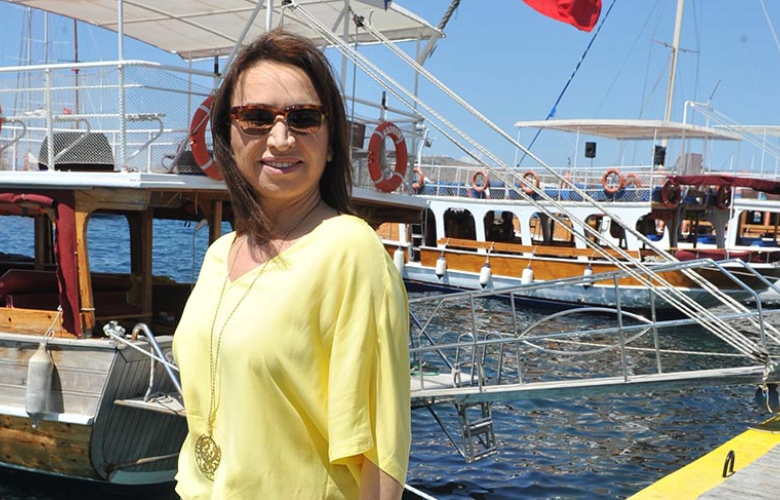 Demet Akbağ, Bodrum’da bir korsan gemisi görünce…
